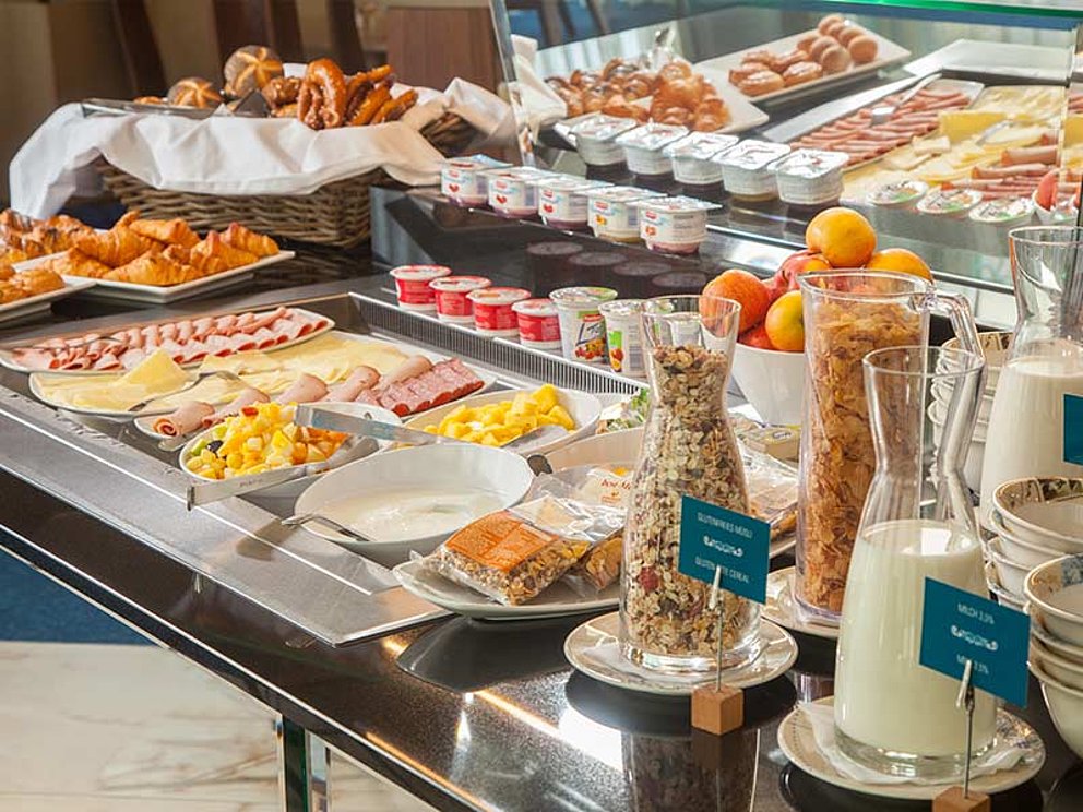 Frühstücksbuffet mit Müsli, Wurst, Käse, Johgurt, Brot und Obst im Gästehaus Victory, Erding