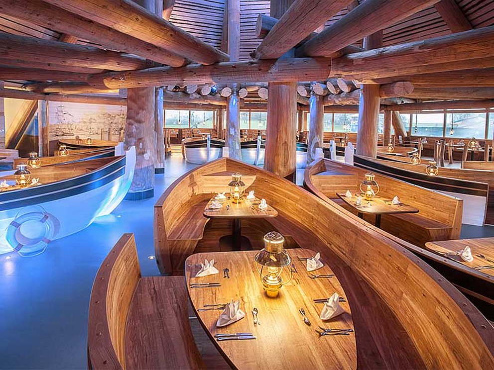 Hafen-Restaurant mit gedeckten Tischen in Bootsform im Hotel Victory, Therme Erding
